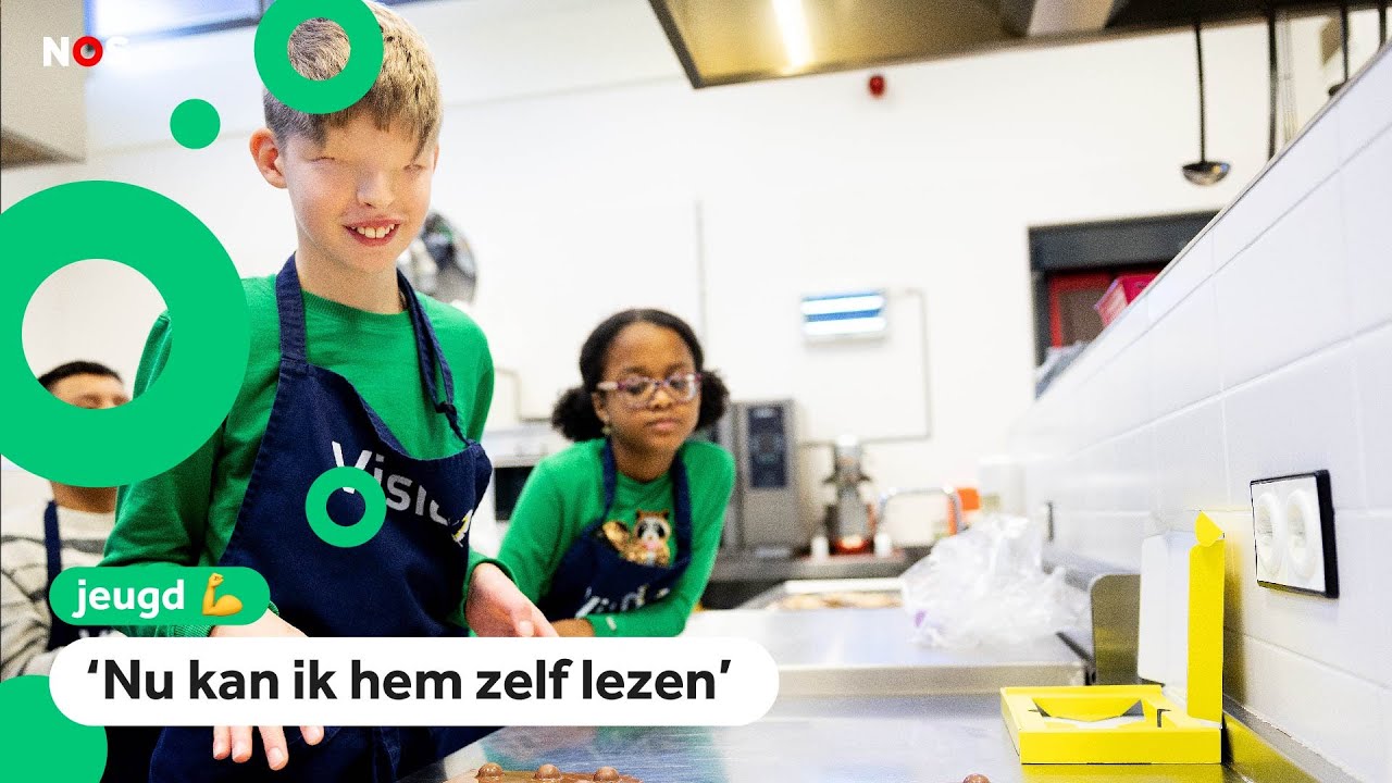 Blinde en slechtziende kinderen maken chocoladeletters in braille