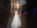 Невеста не может решиться кинуть букет  #wedding #свадьба