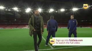 Luis Enrique checks out the Arsenal Stadium turf (Champions League 2015\/16)