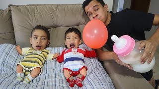 Rafael e João Pedro finge brincar ...