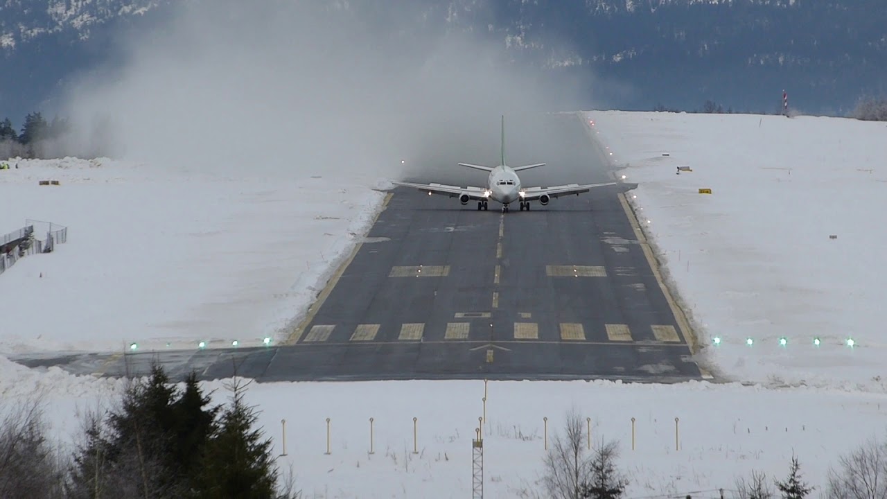 Boeing 737 landing at Geiteryggen