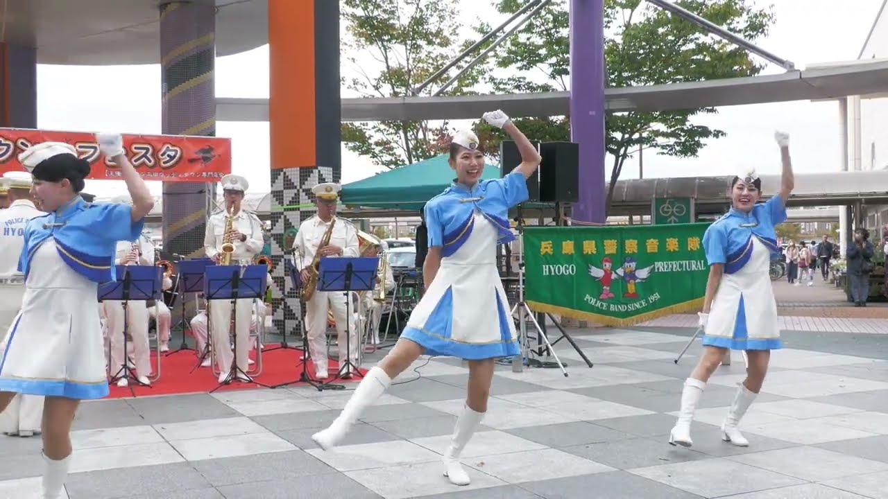 ジャンボリミッキー！ 日本語字幕歌詞付き 笑顔も素敵なダンス