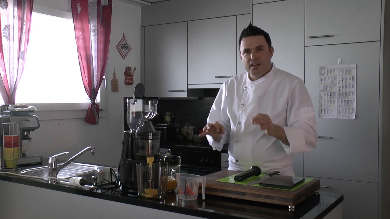 Frischen Orangensaft mit dem Optimum 700 Entsafter zubereiten - präsentiert von delikates.ch