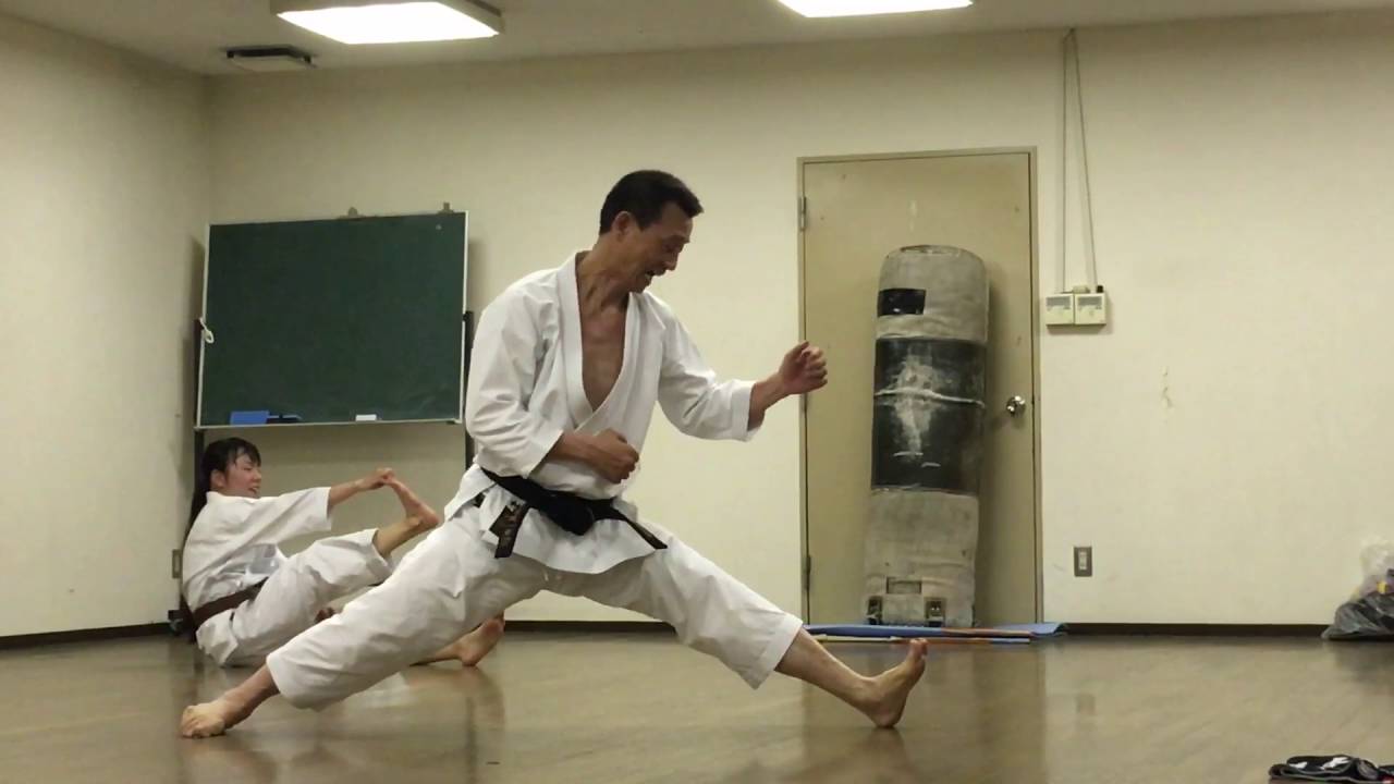 驚異の空手の柔軟 木村吉延師範 68才 の股割りトレーニング Kimura Yoshinobu 松涛連盟大阪府本部北大阪支部海老江道場 16 5 16 Koumeican Youtube