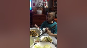 Con dạy Bố cầm đũa ( nghe rất ngược đời )