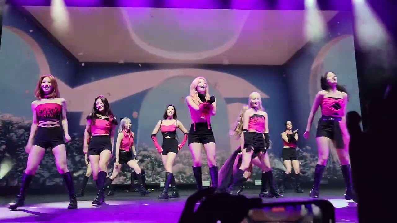 LOONA (이달의소녀) - Flip That [FANCAM] - YouTube