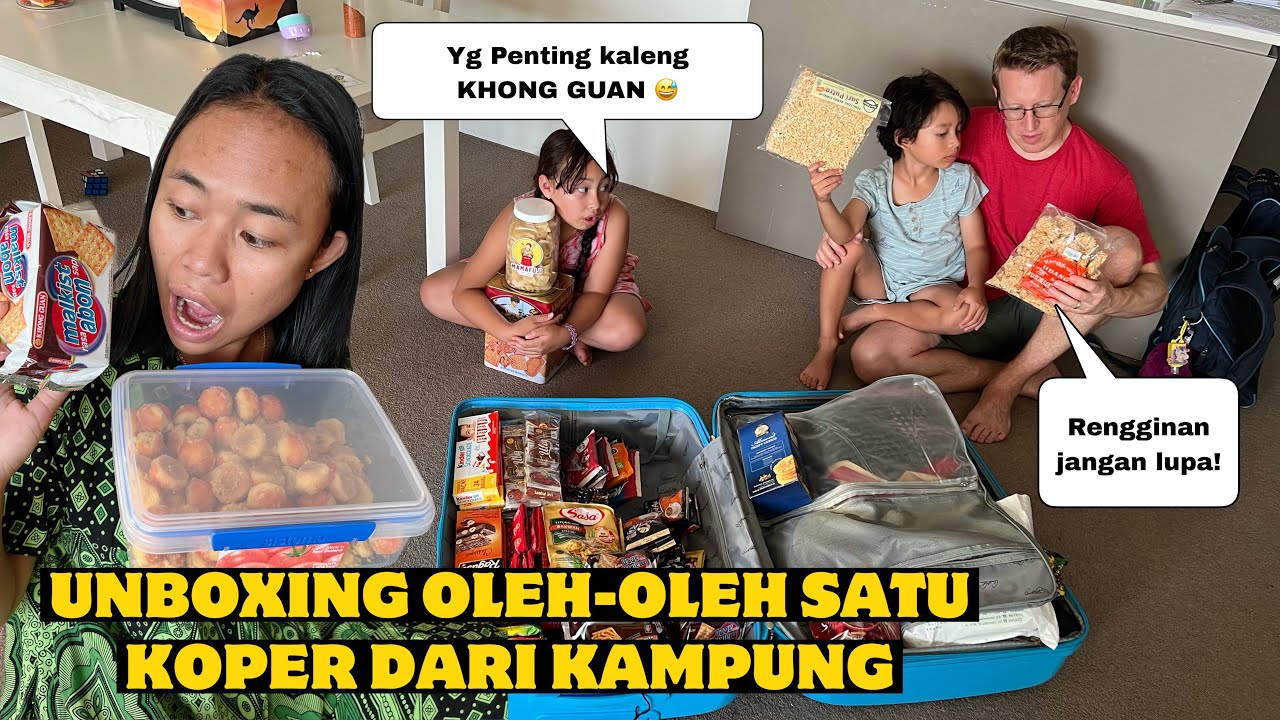 UNBOXING SATU KOPER OLEH-OLEH DARI INDONESIA | BAWA APA SAJA SAMPAI RIBUT SEKELUARGA 😅