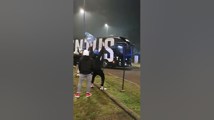 Pullman Juventus accolto da tanti tifosi del Napoli: fischi e insulti per i bianconeri