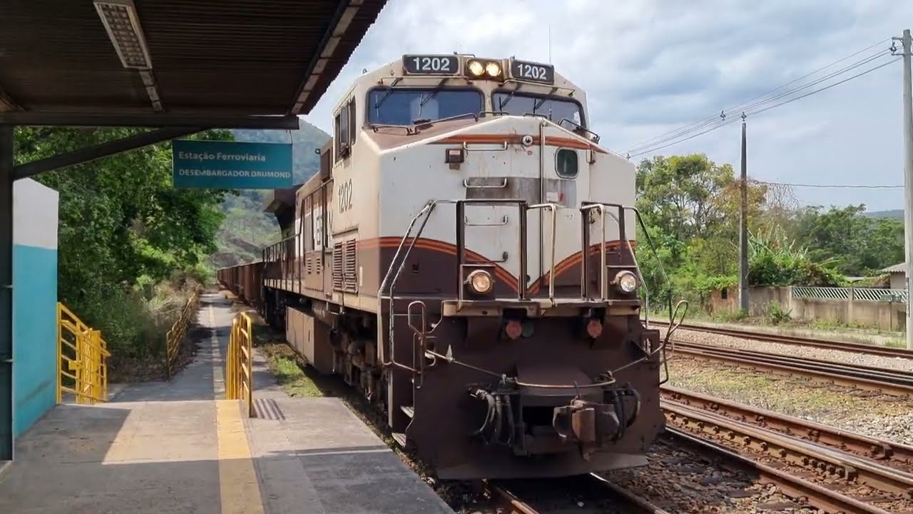 Trem da VALE pegando velocidade com 258 vagões na estação Desembargador Drummond, em Nova Era