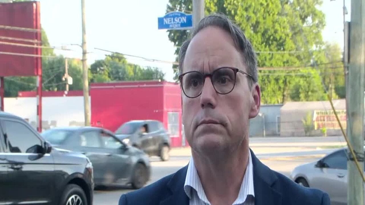 Man in custody after SWAT standoff in Shively - YouTube