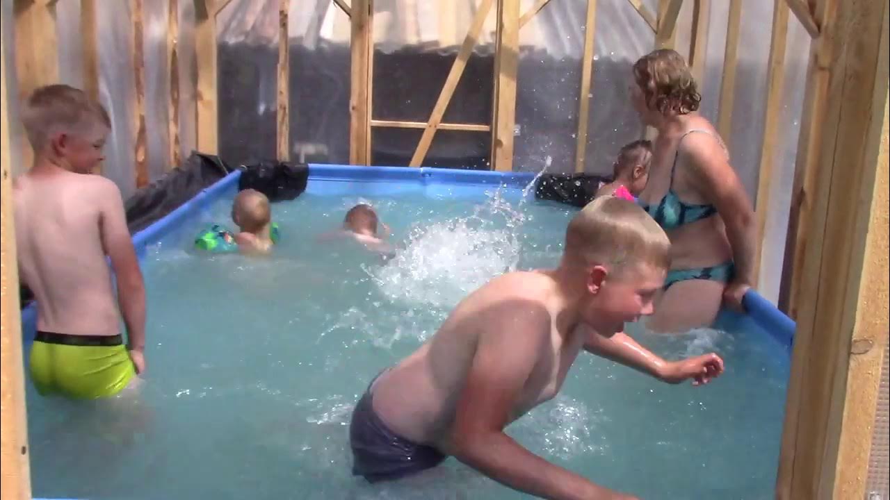 Парень купается в бассейне. Мальчик купается в бассейне. Дети купаются в бассейне. Купание в бассейне на даче. Дети в бассейне на даче купаются.