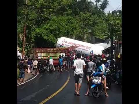 Kecelakaan Truk LPG  3 Kg dengan Truk  Tangki LPG  YouTube