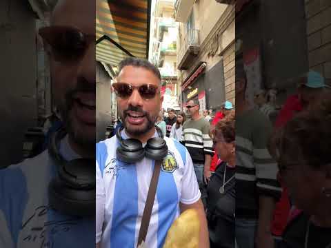 أكل شوارع ايطاليا البيتزا المقلية في نابولي