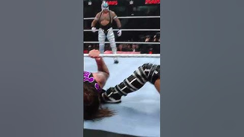 BIG OOPS… 😅😅😅 #WWERaw