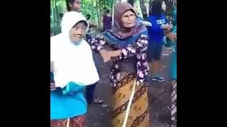Nenek lagi joget lucu
