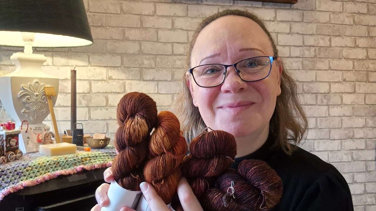 The Woolly Knitter: Brei en Haakvlog 72: kleine projectjes en advent cadeaus en wol. 