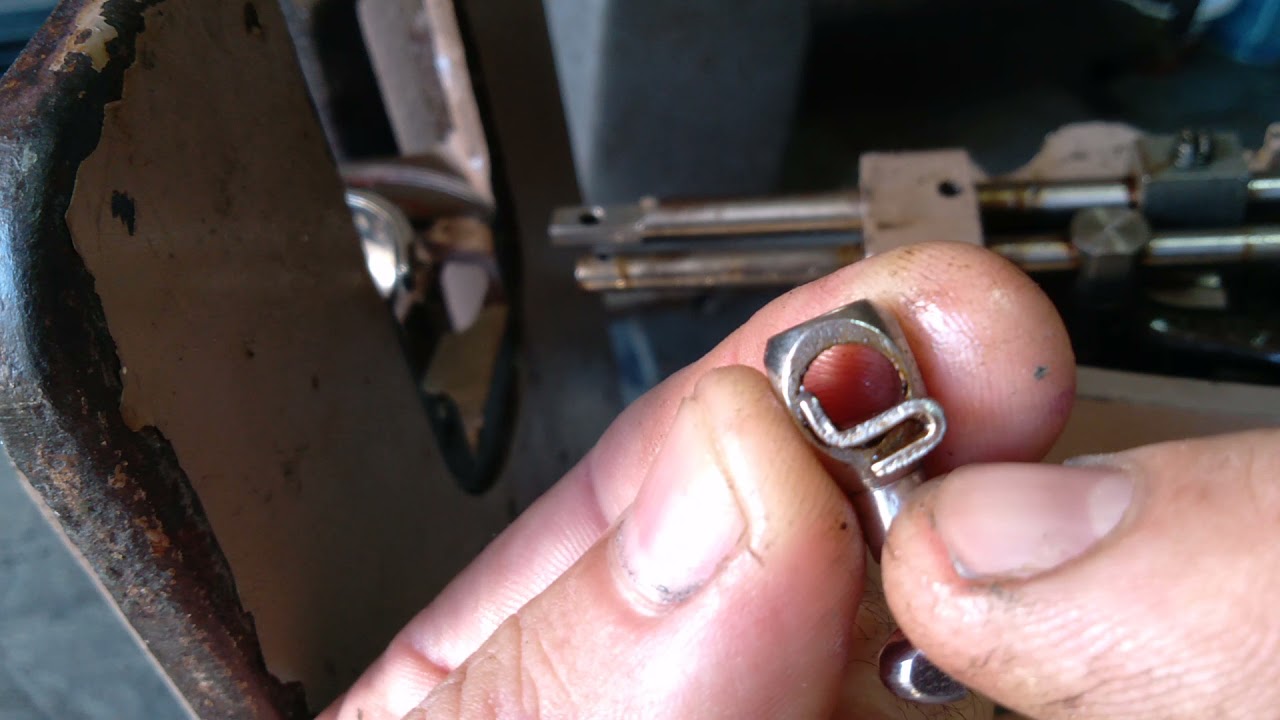 Como montar e colocar o prendedor de agulha na máquina de costura Singer  15 C