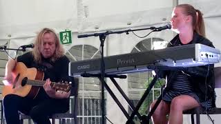 Video thumbnail of "Jussi & Ellinoora Hakulinen – Joutsenlaulu + Hän tanssi kanssa enkeleiden – 17.8.2018 Pinella, Turku"