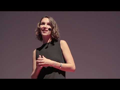 Les femmes entrepreneures : une réponse au développement | Chloé Roncajolo | TEDxAbidjan