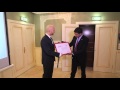 Влад Дарвин получает сертификат благодарности от заместителя Генерального секретаря ООН