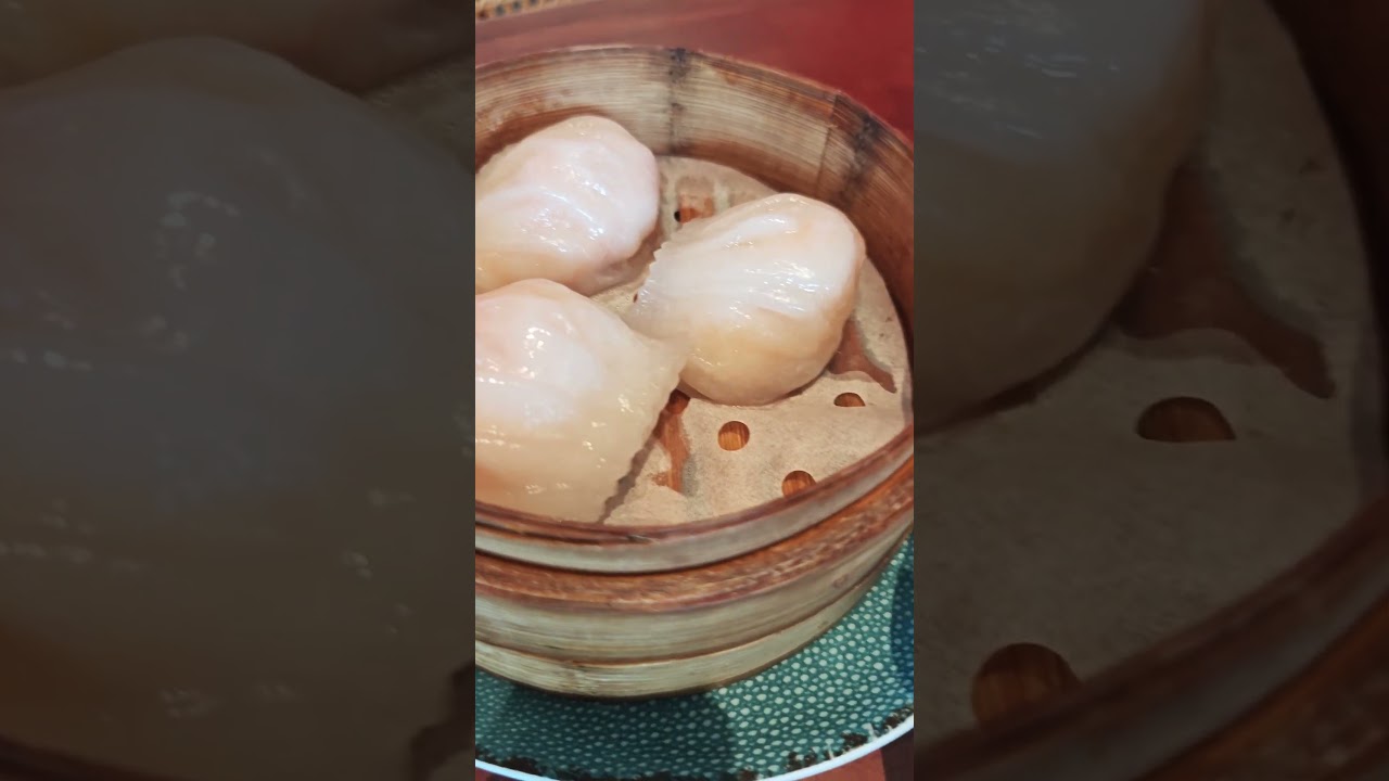 Giant Shrimp Dumplings at Peter Chang All you can eat Buffet in Gaithersburg MD 巨型虾饺自助餐