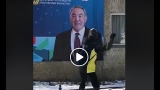 Дети забросали  Назарбаева  снежками