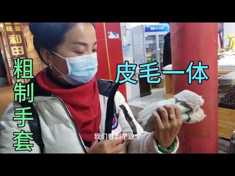 新疆自驾游布尔津美食打卡地，河堤夜市味道一般，手套不错