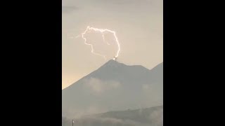 Lightning Strikes Guatemala volcano Jun 23, 2018
