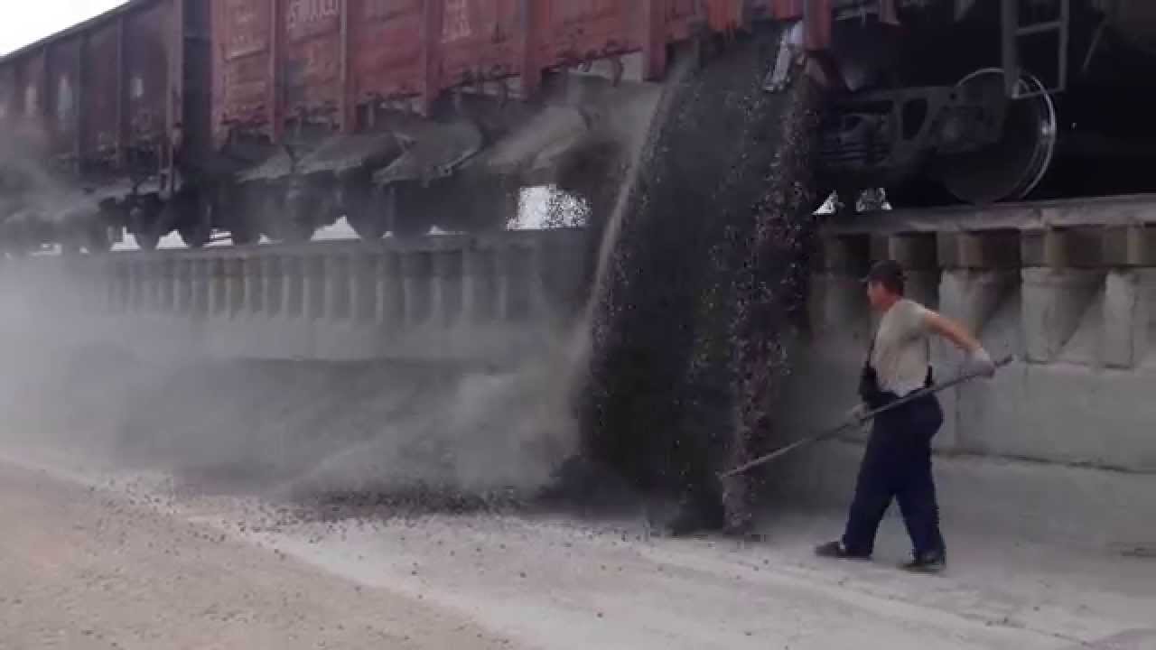 Разгрузка вагонов с щебнем вручную - Фото подборки