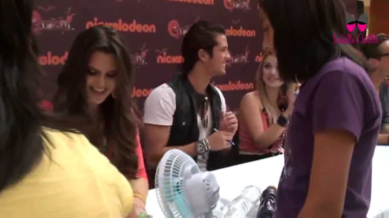 Isabella Castillo firma de autografos en Mexico