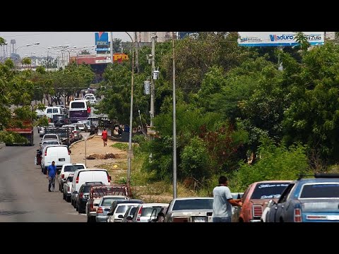 Largas colas en Venezuela para repostar - YouTube
