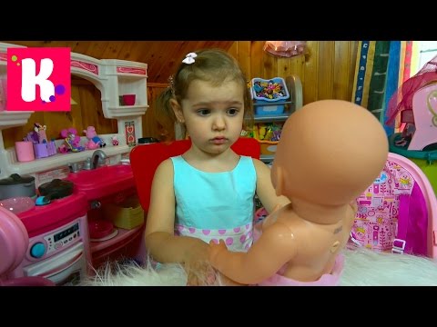 Катя И Папа Купают Куклу