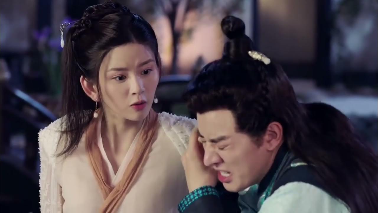 Ofisda jinsiy zoravonlik, lekin ayol buni xohlamaydi. Anjelina Valentinani ona sifatida aks ettirgan porno