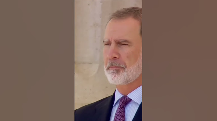 Los Reyes y sus hijas saludan al público asistente en la Plaza de Oriente