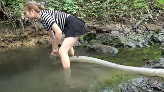 Fishing Videos: The Girl Skillfully Pumping Water Outside The Natural Lake, Catch A Lot Of Big Fish