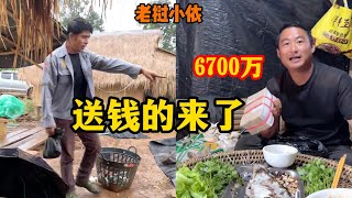 老挝小依—今天又是下雨天,老挝钟镇涛把昨天3吨的咖啡钱送上门,太好了!