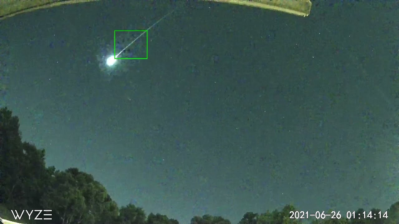 Big shooting star breaks up coming down. YouTube