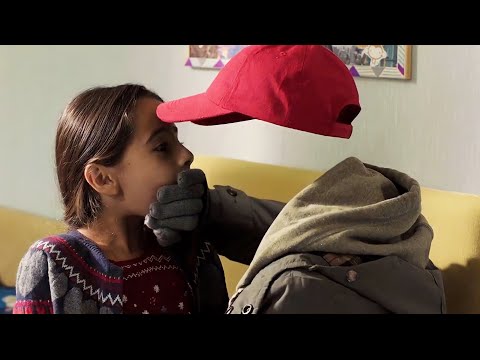 Video: Chlapec s laskavým úsměvem potřebuje pomoc
