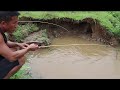 Fishing in flood season, Survival skills catch a lot fish, 1 year living off grid