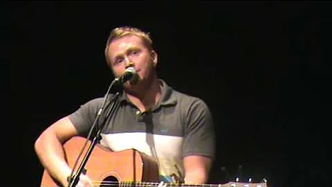 Shane McAnnally sings "Somewhere with You" at Coun...
