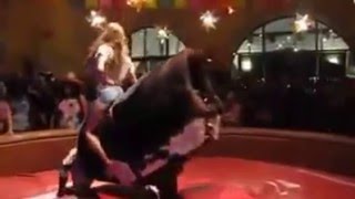 Dançarina sexy no touro mecanico