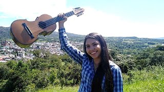 Pájaro Campana, tocado con una copa por mujer joven requintista