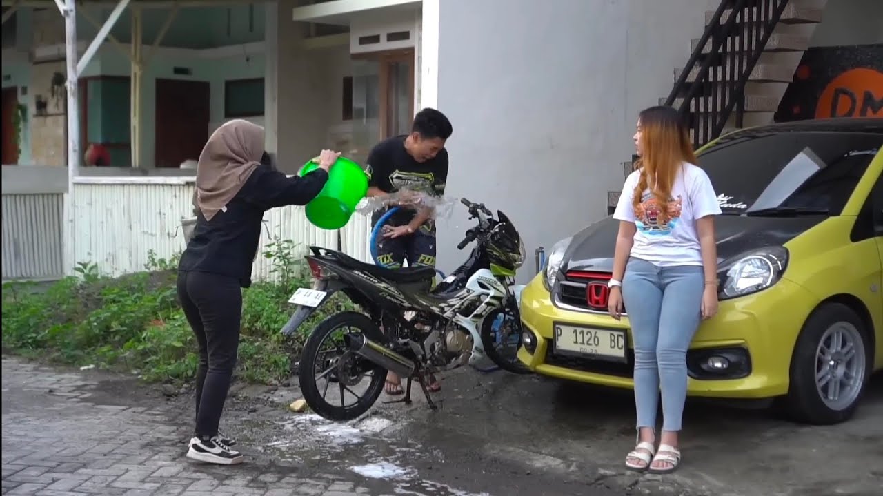 МОЛОДОЙ НАЧАЛЬНИК, МЫВШИЙ ВЕЛОСИПЕД, БЫВШИЙ ПРИНИМАЕТ ЭТО ЗА ОШИБКУ, ПОТОМУ ЧТО ЕГО ДОМ УЗНАЛ СОС...