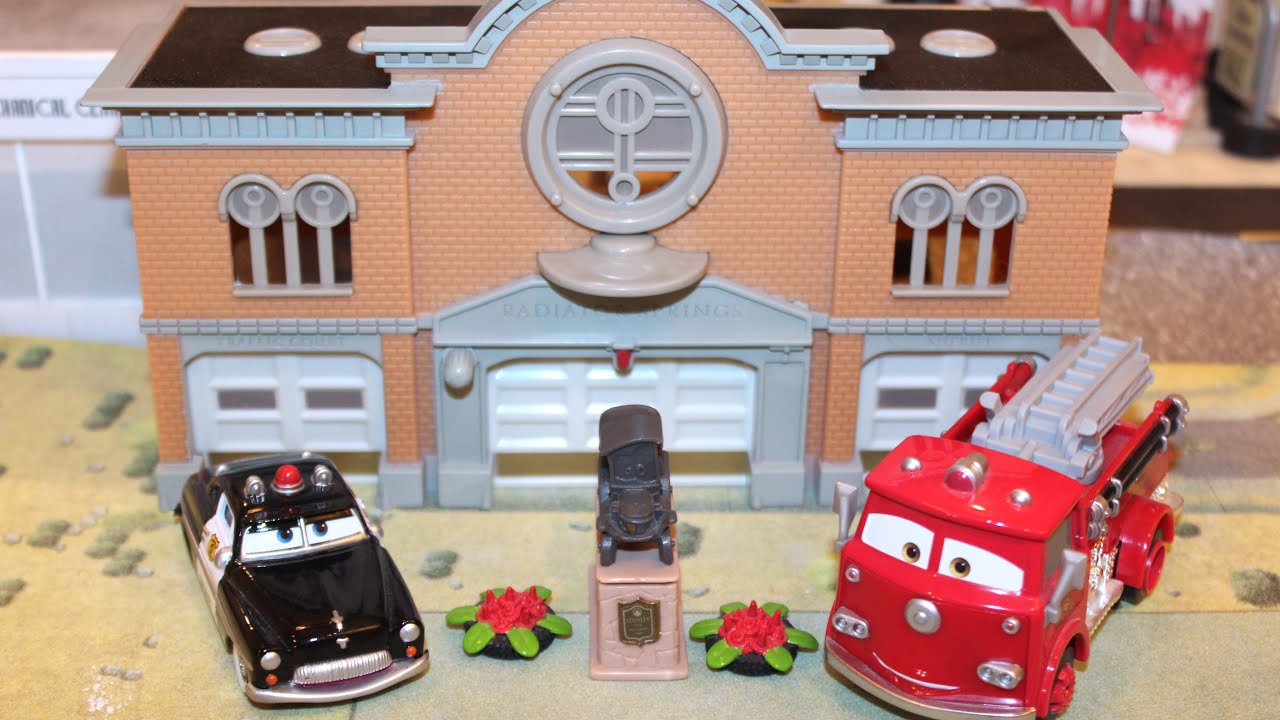 Disney Pixar Cars Radiator Springs Starter Set Diorama & 5 Diecast Set