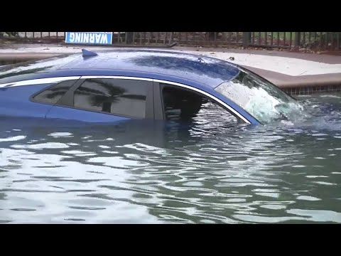 Car crashes into Southwest Miami-Dade pool