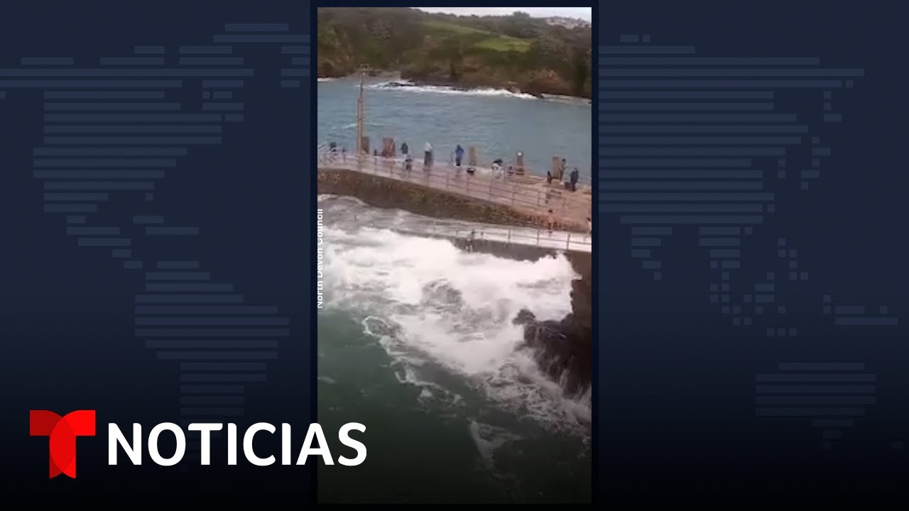 ⁣Una niña es arrastrada por las olas | Noticias Telemundo