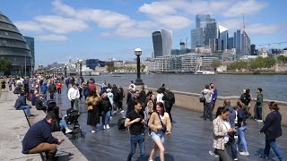 London UK -  The Queen's Walk along Thames River 4K🇬🇧 UK Travel