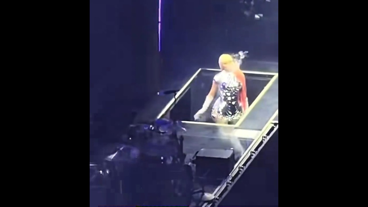 Nicki Minaj smoking a blunt on stage 