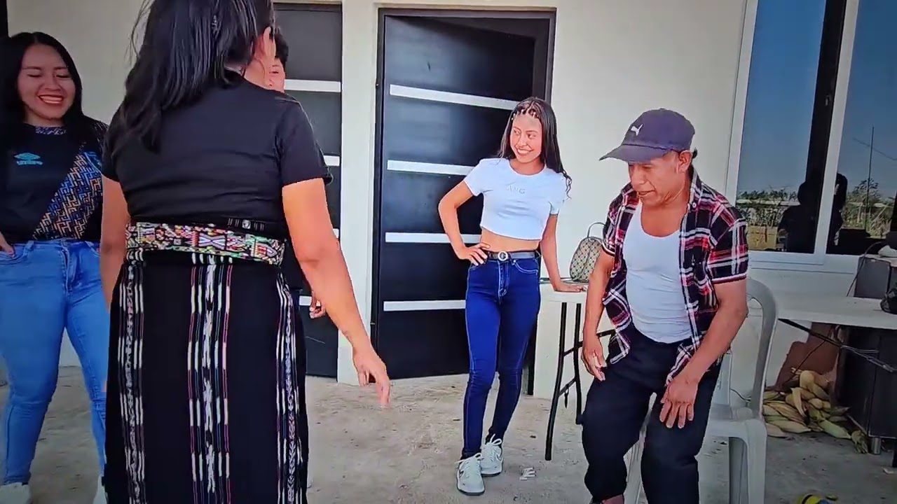 Marta Se c0mió a Besos a don Pedro OMG! Este Viejito pero Maños0  que put4s estas 