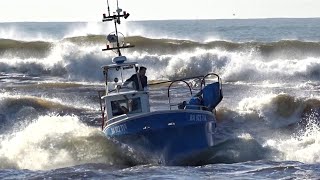 BIGWAVES ENTRÉE ET SORTIE TRÈS RISQUÉES POUR LES MARINS PÊCHEURS DANS LA PASSE DE CAPBRETON.